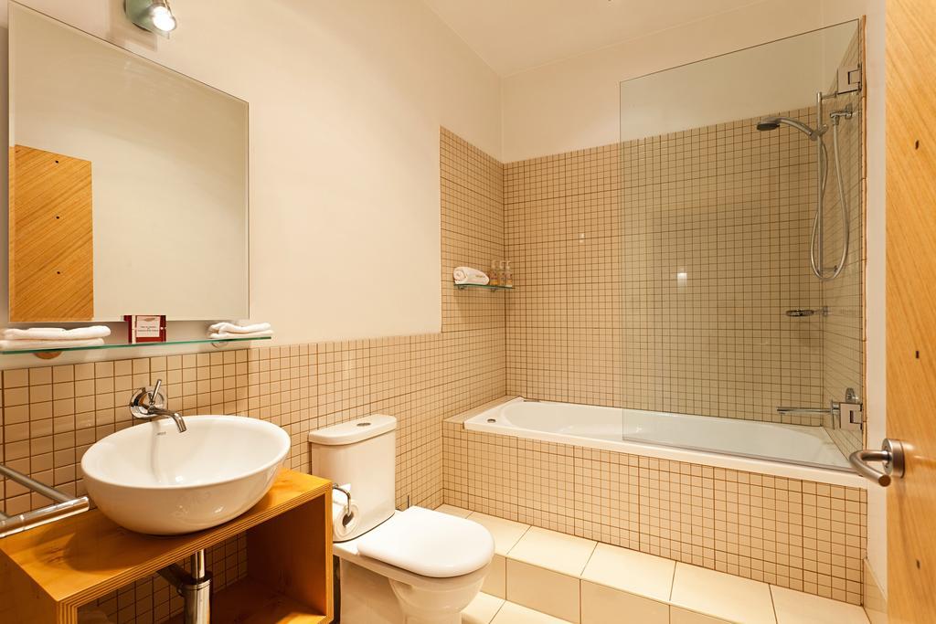 Twofourtwo Boutique Apartments Лонсестон Номер фото